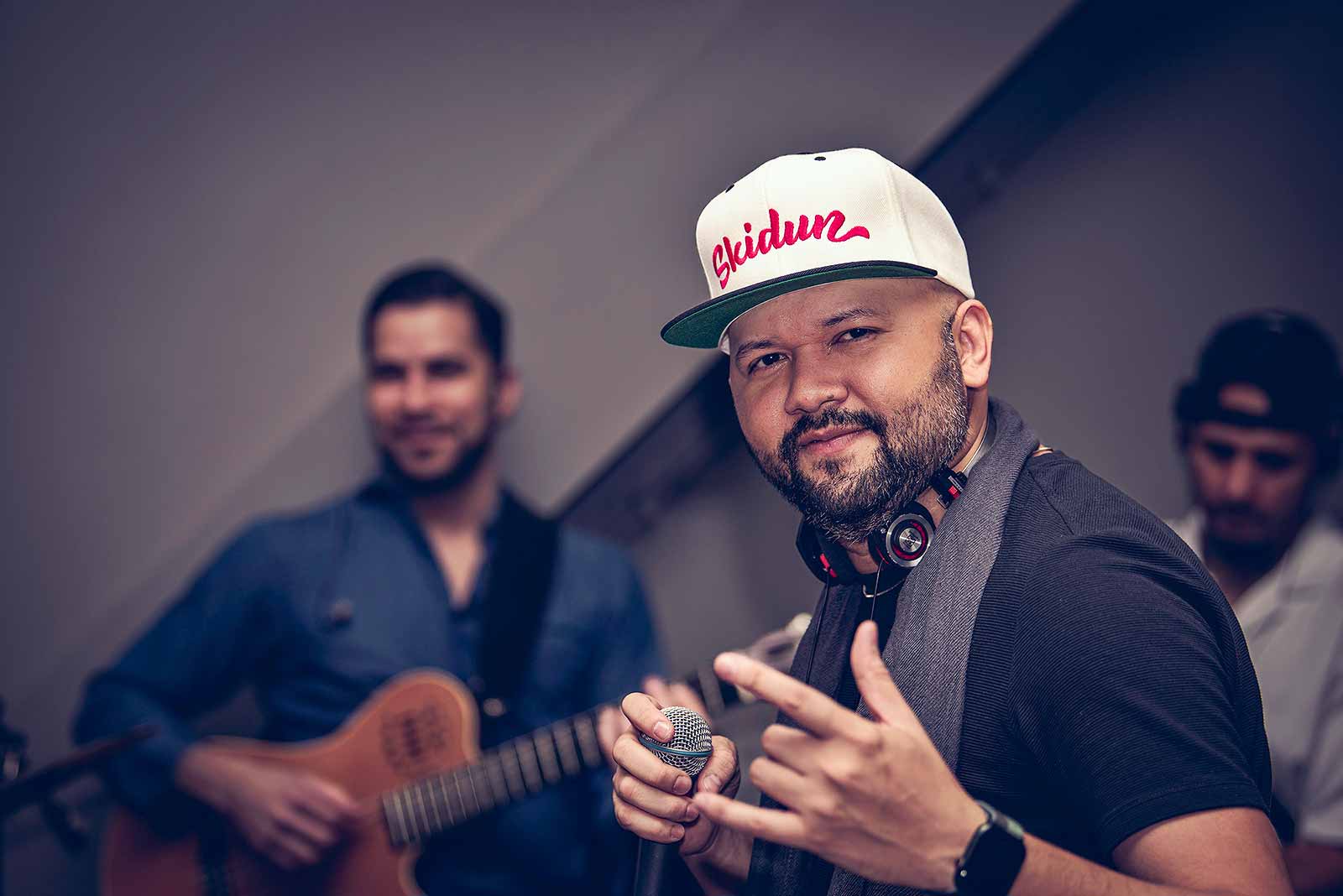 Singer wearing a Skidun cap with the band